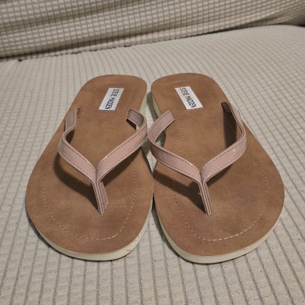 Steve Madden‎ Tan and Pink Flip Flops
